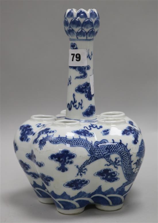 A Chinese Dragon pattern vase